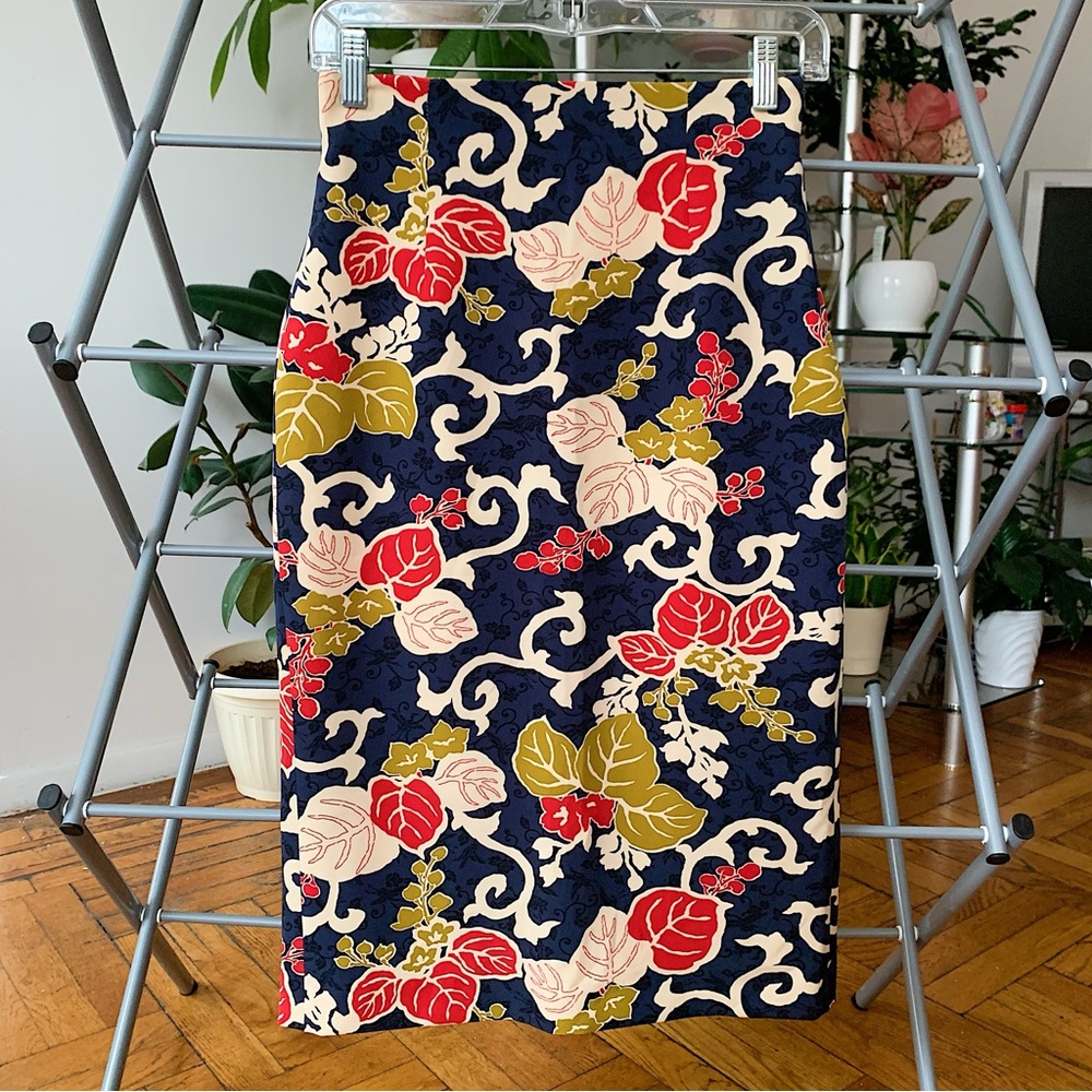ZARA Basic Women Pencil Skirt With Bright Floral Colors & Side Zipper Size S
